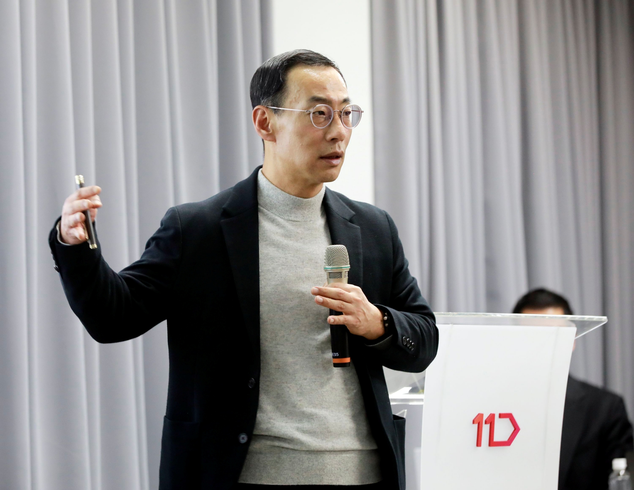 지난 23일, 11번가 사옥에서 진행된 타운홀 미팅에서 11번가 박현수 사장이 구성원들에게 2026년 전략 방향에 대해 설명하고 있다. 