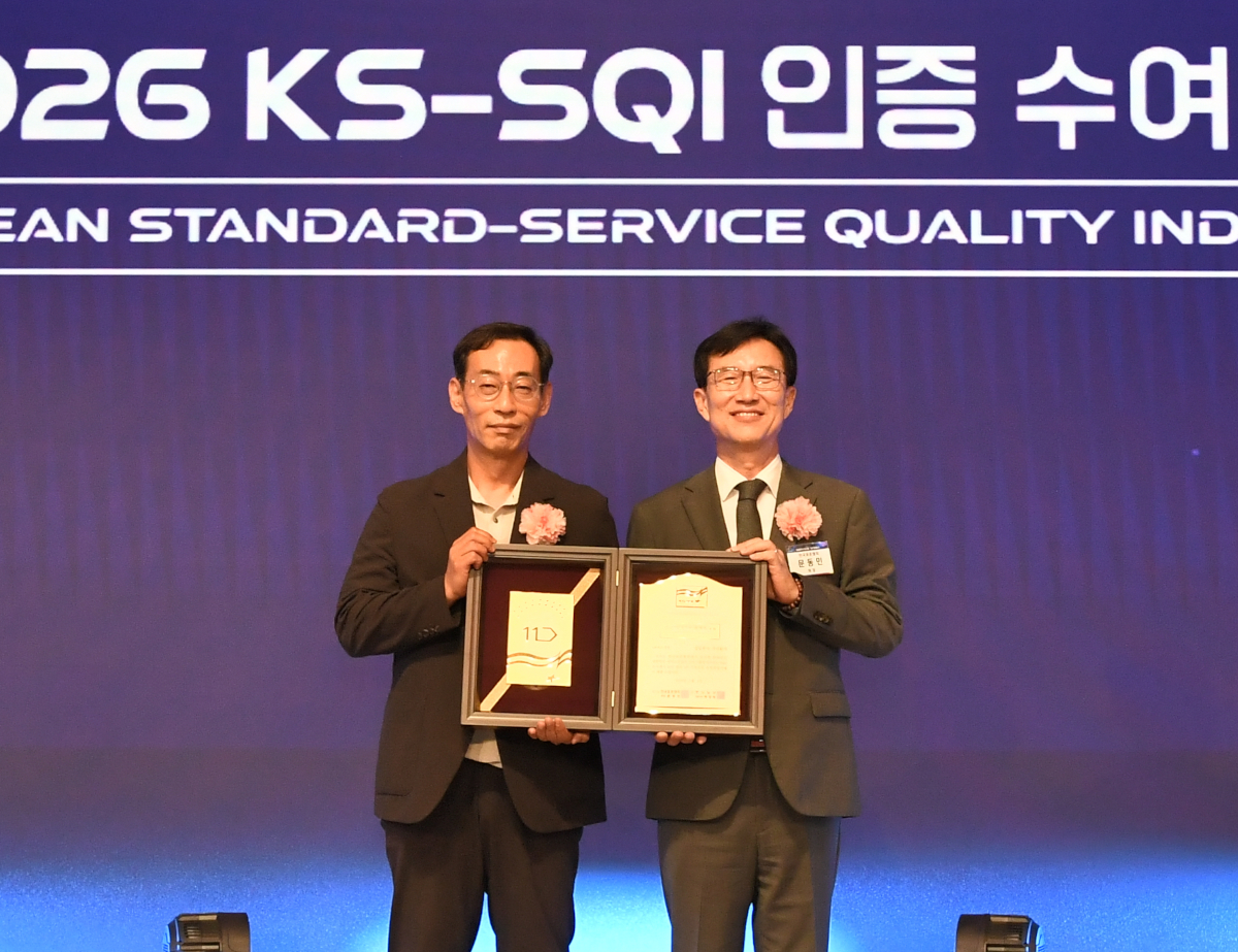 11번가가 ‘2026 한국서비스품질지수(KS-SQI)’ 조사에서 e커머스 부문 1위에 오르며 19년 연속 정상의 자리를 지켰다. 지난 2일 서울 중구 롯데호텔에서 열린 ‘2026 KS-SQI 인증 수여식’에서 11번가 박현수 사장(왼쪽)이 수상 후 기념촬영을 하고 있다.